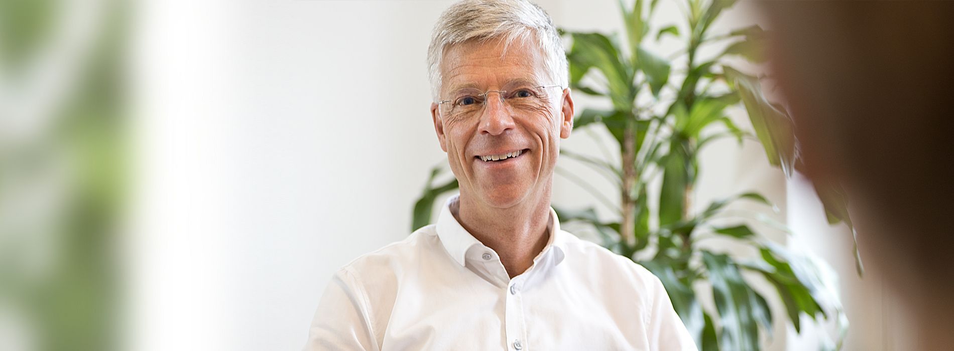 Dr. Volkamer in einem Gespräch