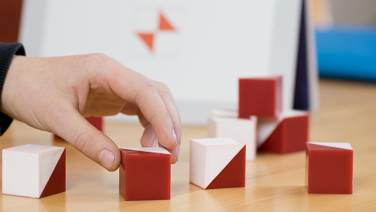 Kind baut mit Spielsteinen