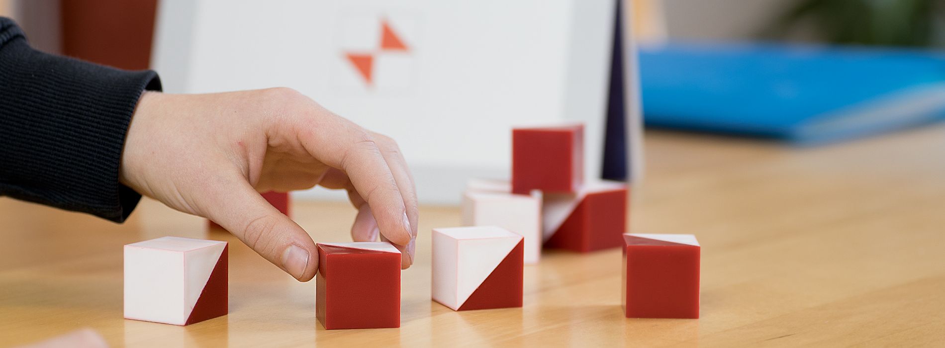 Kind baut mit Spielsteinen