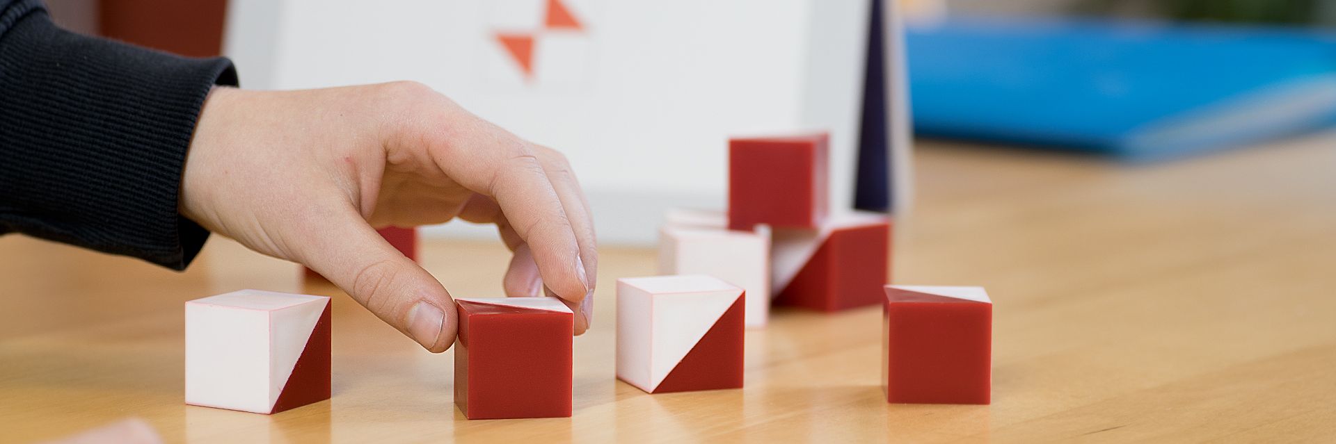 Kind baut mit Spielsteinen